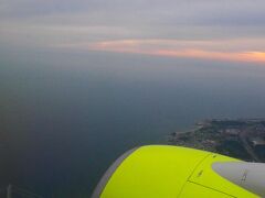 淡路島上空です。
明石海峡大橋が下に見えています。
神戸に帰って来たのを実感。
以前、淡路島へ渡るフェリーから飛行機が真上を飛んでいたのが見えたのを思い出しました。
上から見るとこんな風に見えたんだねー
予定通りに神戸空港に到着。
神戸空港から三宮までのポートライナーがぎゅうぎゅうで中々辛いものがありました。