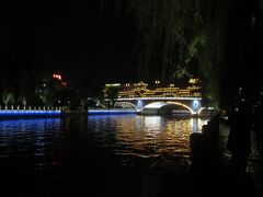 　運河にかかる橋も電飾されています。運河を観光遊覧船が行き来していました。