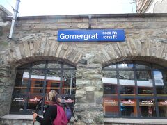 ゴルナグラート鉄道の駅に到着。
片道一人22.5スイスフラン（ハーフェアカード使用）。
往復の場合は単純に料金は２倍になります。