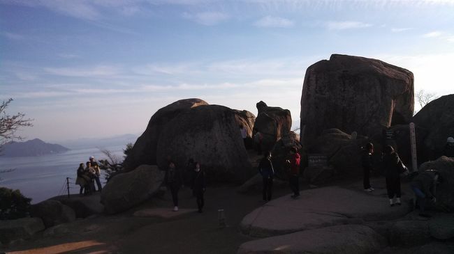 頂上の奇岩が神秘的です。そして海と夕陽。パワーがみなぎってくる感じ。この後は下山して、広島駅前にもどり、広島焼きを食べ、ホテルへ。