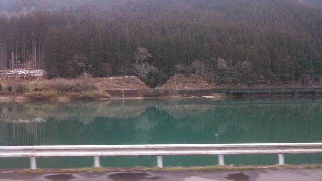 バスでホテルへ。