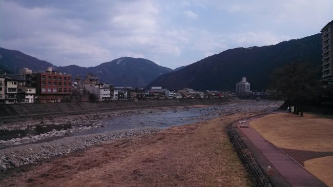 ホテル周辺散策。これは、川ではなく、温泉。入浴してるひとがいましたよ。