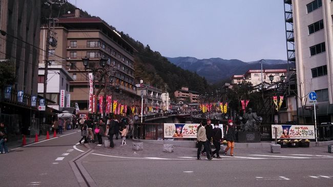 温泉街で、飛騨牛肉まん食べたり、足湯につかる。<br />ホテルはエステに、カニの食べ放題