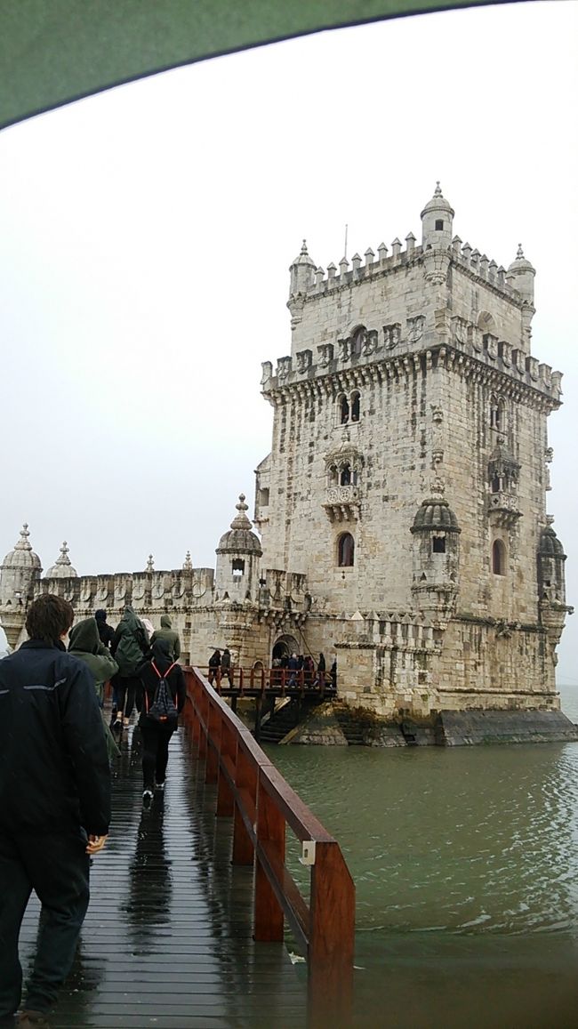 ベレンの塔。初日の市内観光は雨に祟られて大変でした。にも拘らず、入場に結構並びました。この日は、リスボン空港到着時に購入しておいたリスボンガード(一日券でEUR18)で市内観光しました。マルケデ・ボンバル近くのホテルに宿泊していたため、ブルーラインとグリーンラインを乗り継いでカイス・ド・ソレへ行き、市電15に乗り、ベルン地区へ行く予定でしたが、市電15番、本数少なすぎ!次が、75分後なんてあり得ません。乗り場を聞いた英語圏の３人組もベレンへ行くらしく、親切にタクシーに同乗させてくださいました。EUR7.5位でした。自分の分を払おうとしたら、払わなくていいと言ってくださって、お言葉に甘えることにしました。