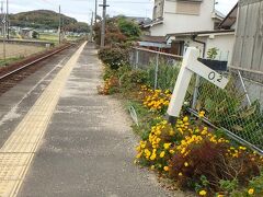 無人駅で、入場券無しにホームに立てる。