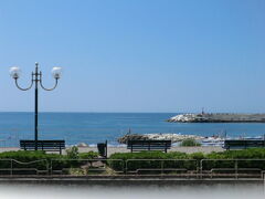 ジェノバ駅を出発。やがて右手にリグリア海が見えてきました。