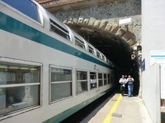 ４つの村を通過し、リオマジョーレ駅に到着。約２時間の普通列車でした。