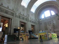 歴史的なたたずまいのミラノ中央駅。