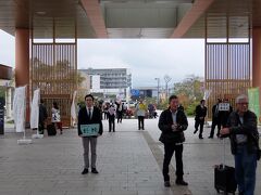 加賀温泉駅に着きました。
山中、山代、片山津、粟津の各温泉へ無料送迎を行っている旅館やホテルの人が出迎えています。