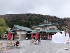 左の建物が菊の湯（女湯）、右が山中座