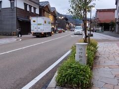 ゆげ街道は、電柱がなく車道から歩道に上がる段差も小さくなっています。