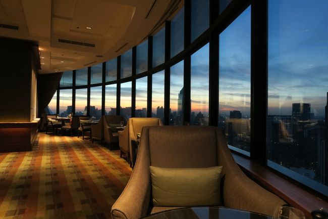 インタコバンコクのクラブラウンジ。朝一６時なので誰もいません。朝日が綺麗です。