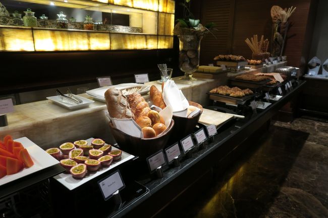 ミールは準備されていました。クラブラウンジでもなかなかの充実度。でも、カクテルタイムとだいぶメニューが被っている気がしました。