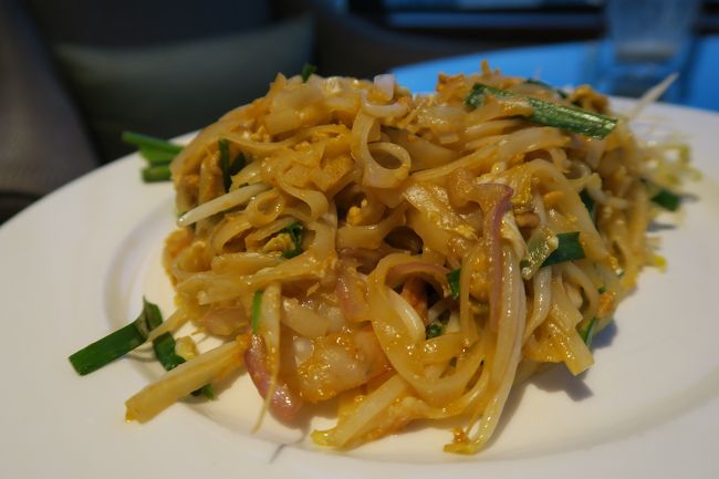 まずはパッタイ。少し甘いですね。量がかなり多かったです。