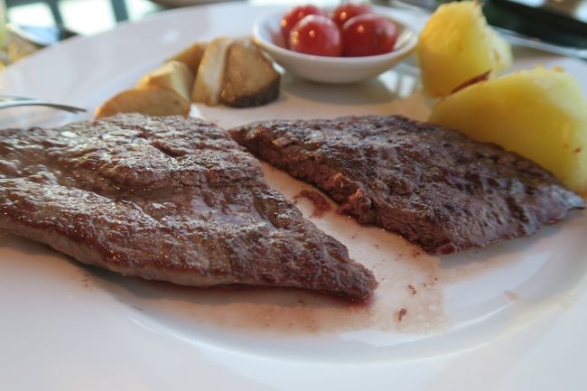 で、やめとけば良いのにステーキ。固いという噂でしたが、質の良い肉と思いました。