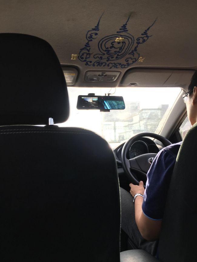 空港までの混雑が読めず、すごく早めにチェックアウト。ＵＢＥＲで空港へ。空港からは１時間以上かかりましたが、帰りは３０分かかりませんでした。車の天井の模様が素敵。