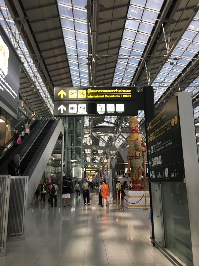 出国です。ターミナルの真ん中あたりエスカレータがあり、その上に保安検査場がありました。