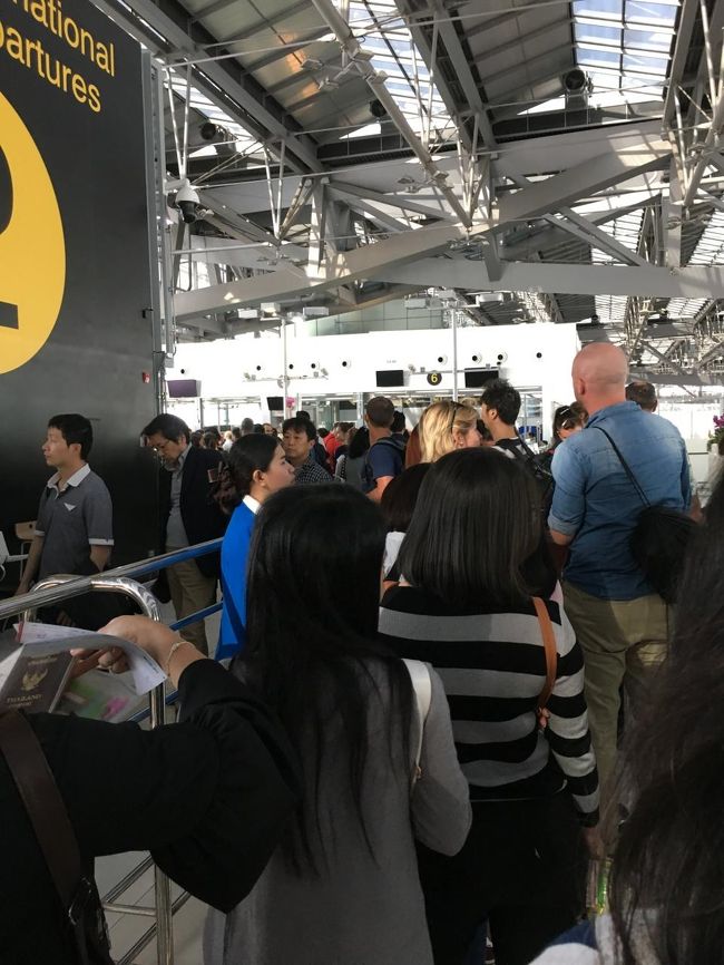 保安検査場。既に数百人が並んでました。手前左と向こう側にＸ線ゲートが４台つつありましたが、通過式じゃなく一度止まって万歳状態でスキャナー自体が人の周りをいったりきたりするタイプでした。それも数台は壊れていたし、一人１０秒程度かかるのでダダ詰まり。<br /><br />保安検査場だけで１時間かかりました。何だかなー