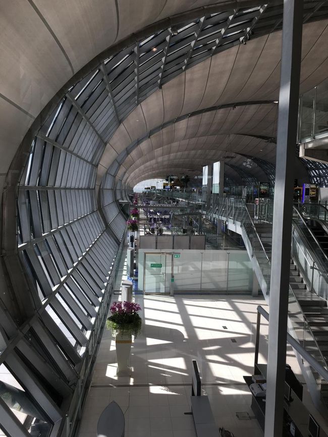 ラウンジ奥からゲート側の景色。<br />ミールはいまいちそうでしたので、水だけ飲んでゲートへ。