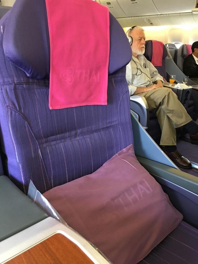 行きは隣が黒人さんでしたが、今回は隣には誰もいませんでした。平日なのでこんなもんでしょうか。