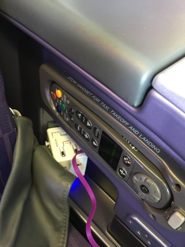 エンターテインメントシステム。ちと古いモノでしたが、シンゴジラと君の名はが入っていましたね。