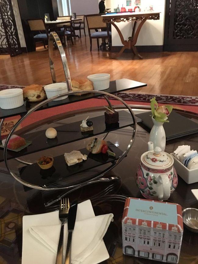 さて定刻通りＳＩＮ着。そのままＵＢＥＲでホテルへ。いつものインターコンチネンタルシンガポールです。Ambassador Weekendsで一泊無料券を使いましたので、２泊を１泊分で宿泊できます（その分レートが高いですが）。チェックインしてそのままハイティタイムへ。<br /><br />いつものお土産のオリジナルＴＷＧ紅茶も貰いました（今年３個目）。あ、バンコクでは少し恥ずかしいピンクのストールでした（汗