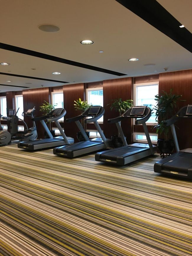 部屋で着替えて鈍ってたところで少し走りました。<br /><br />バンコクでもトレーニングルームで走りましたが、バンコクの方が高層にあって景色が良いですね。シンガポールのはまず場所がどこにあるのか知らないと絶対いけないような奥側にあったりします。壁や扉ヘリテージ系の白いデザインで表示が極力無いので、絶対迷います。