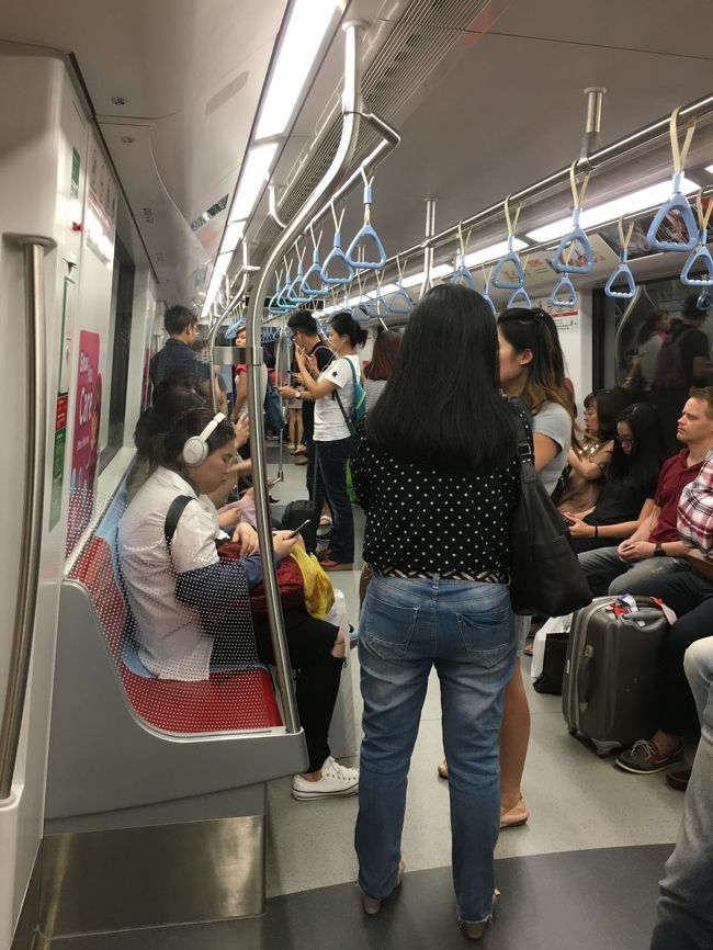 気を取り直して土産モノを購入しに行きます。