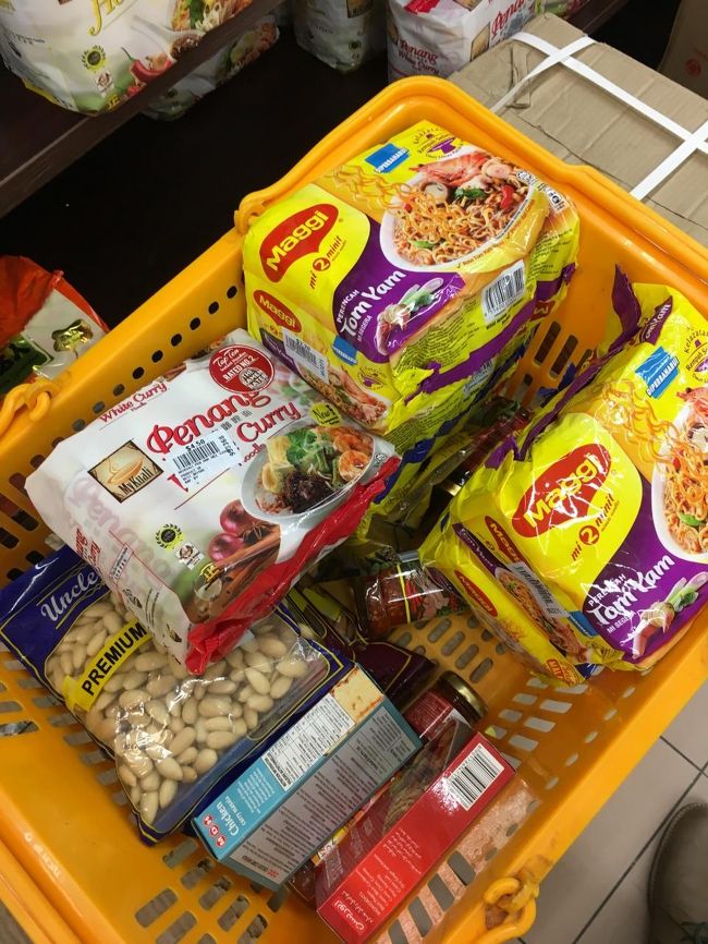 いつものラーメンなど。スパイス類も購入しました。