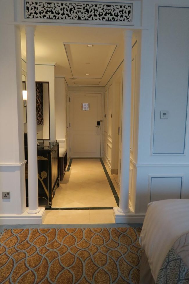 部屋です。ビル側の１４階でした。予約はヘリテージクラブでしたが、デラックスっぽい部屋みたいです。ヘリテージよりは広い感じはしますが、アップグレードされた感はありませんね。<br /><br />インターコンチネンタルシンガポール、改装したりいろいろ変更していたりして部屋のグレード付けがはっきり決まっていないようで、以前はヘリテージがデラックスより上だったのですが逆転しています。スイートにでもアップグレードされればうれしさもあるのですが、こういうアップグレードだと正直微妙ですね。