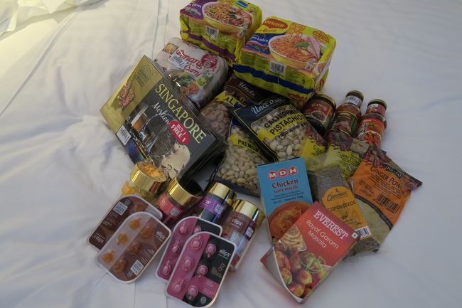 ムスタファでの戦利品。某氏はお米を大量購入されるそうですが、自分は軽めのモノ中心ですね。