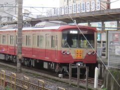 電車を待っている間に見かけた大雄山線｡
大雄山線開業90周年を記念して10月1日から走っている復刻塗装の電車です！