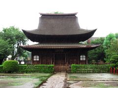 庚申塚からバスに乗って正福寺で下車し、地蔵堂をお参りします。
1407年に建立された地蔵堂は禅宗様仏殿を代表するもので、
国宝に指定されている立派なものです。