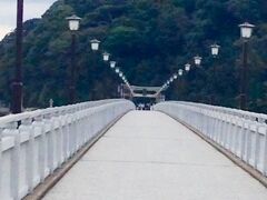 いよいよ竹島に。
真っ直ぐに伸びた橋は潔くて気持ちいい。
海を覗くと、遠浅の海は満潮になりかけている。
アサリ採れそうなのに・・・