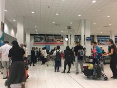 8時間後、ヌメアのラ・トントゥータ国際空港に到着。
