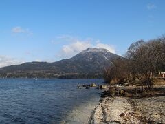 湖畔から雄阿寒岳が望めました