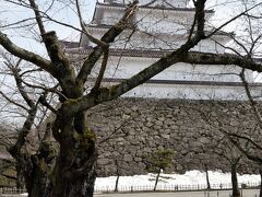 鶴ケ城。
桜の名所です。