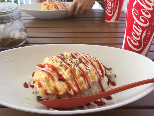 お昼食べてなかったので…。<br />テラスでオムタコライスを♪