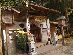 車で移動し、荒立神社です。こちらは２０台以上駐められそうです。
