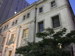 ホテルから歩いて、夕食に行く途中にあった「旧 日本銀行広島支店」の建物

【ひろしまナビゲータの説明文の原文を引用】
旧日本銀行広島支店の建物は、古典様式の優れた外観を有する広島の昭和初期を代表する歴史的建築物であり、また、1945年(昭和20年)8月6日、爆心地から380mという近距離で被爆しながらも、その堅牢性から建設当時の姿を現在も残しています。
被爆時においては、1階と2階は鎧戸を閉じていたため、内部の大破を免れましたが、3階は開けていたため全焼しました。被爆から二日後の8月8日には、銀行の支払い業務が開始され、営業不能となった市内金融機関の仮営業所が設置されたという、金融面から広島の復興を支えた史実を伝える貴重な被爆建物です。
2000年(平成12年)、広島市指定重要有形文化財に指定。同年から、広島市は日本銀行より無償貸与を受け、施設の維持管理を行っています。
広島市はこの建物を被爆建物として公開するとともに、「市民主体の芸術・文化活動の発表の場」として活用を図っています。
