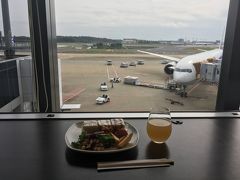毎度おなじみ成田空港ANAラウンジからスタート。お。今回は飲み物が赤くない。アルコール自粛中。ってのは嘘でこのあと普通に切り替えたのですが、写真を撮り忘れただけ。