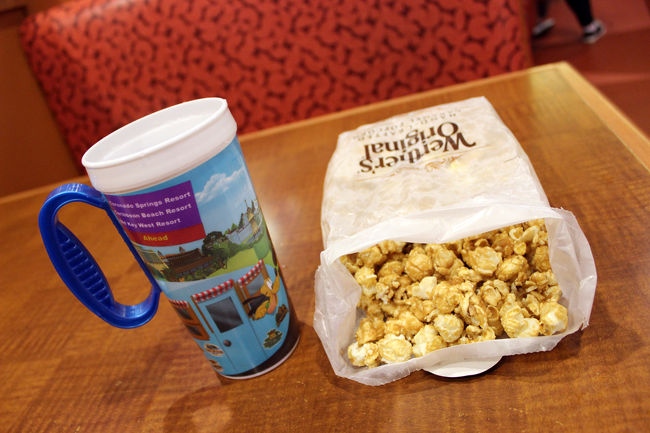 今回の旅行では朝食は食べませんでした。<br />それは毎日バフェイのディナーとクイックサービスの食事もかなりのボリュームがあったからです。<br />出発前はコーヒーとキャラメルポップコーンで今日の計画を練ります。