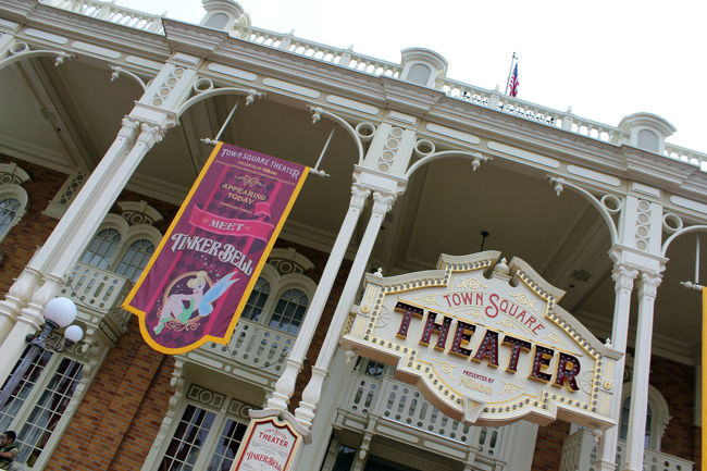 そんなの気にならない位朝からテンション上げ上げで写真を撮りまくりました。<br />タウンスクエアシアター、ここではミッキーやティンカーベルのキャラグリをしています。<br />今回の旅行ではかなりの数のキャラグリがあるのに1度も行きませんでした。<br />