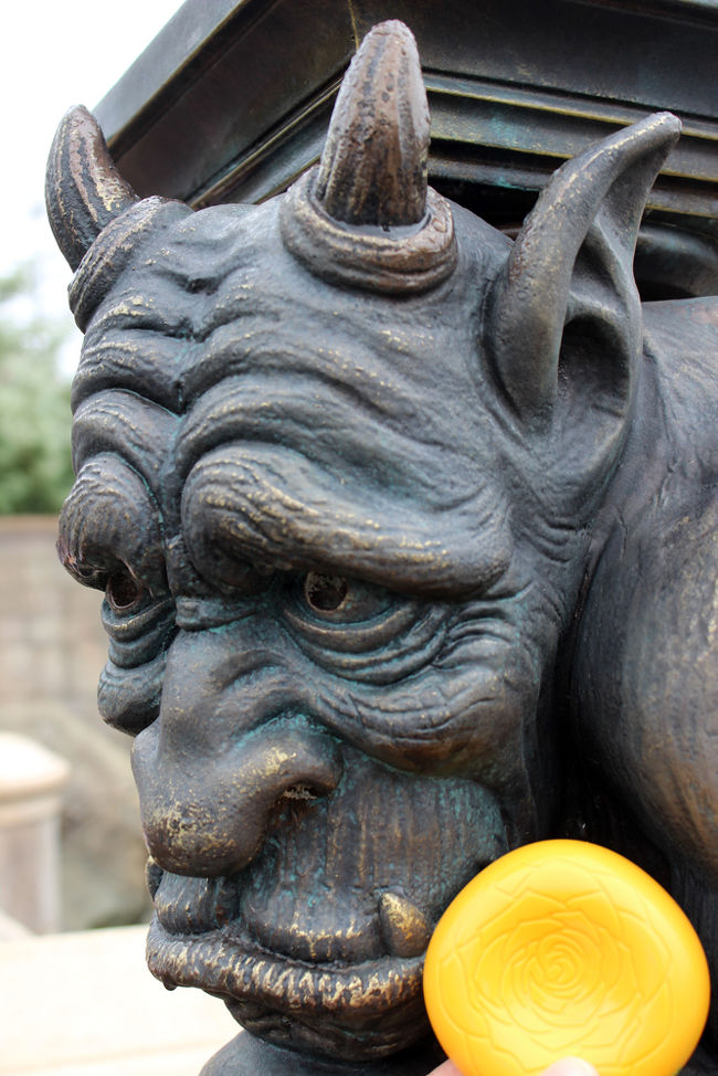 このオレンジのバラの中にオーダーが登録され更に位置情報を発信して<br />座ってしばらくすると料理が届くという画期的なシステム。