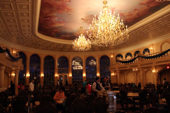 こんな素晴らしい内装なのにクイックサービスとは太っ腹。<br />夜はおしゃれなフレンチレストランに変貌します。