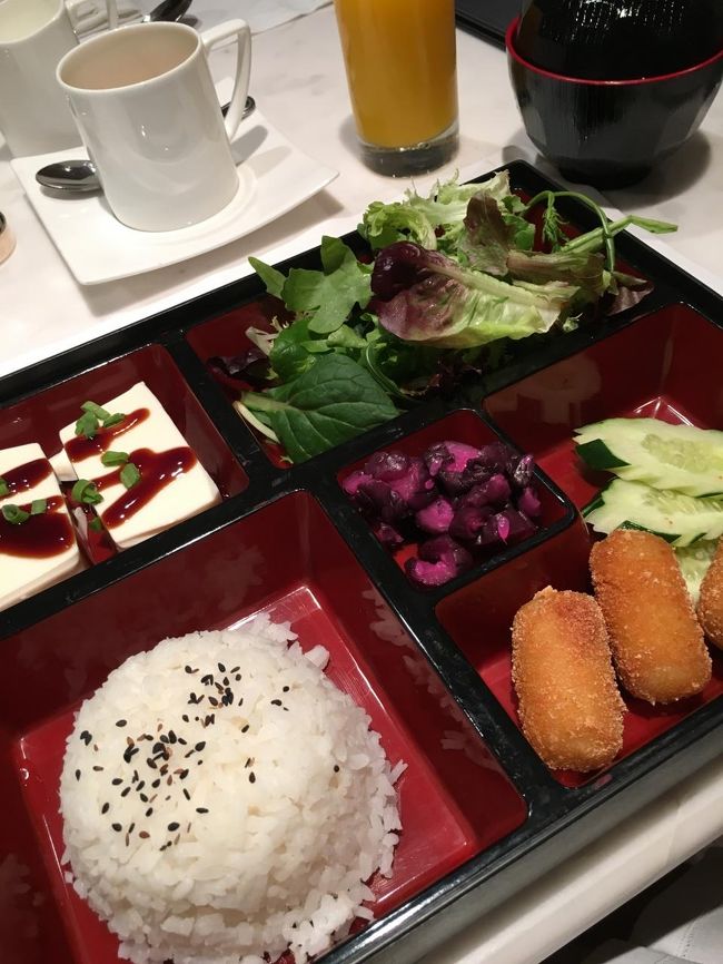 朝食はクラブラウンジへ。個別注文メニューの中にJapanese Bentoとあり気になっていたので頼んでみるとこんなのが...。他のミールもかなりしょぼくなっているし、インタコシンガポール、どうしちゃったんでしょうか？<br />