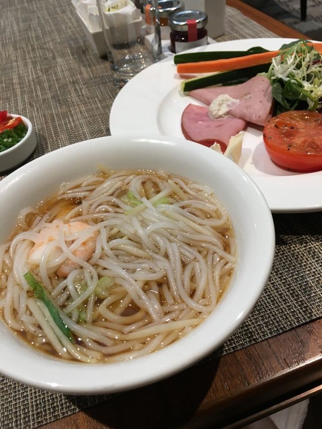 で、１Ｆの方へ。こちらはそれなりにメニューが揃っていました。ヌードルコーナーで海老入りフォーを注文。