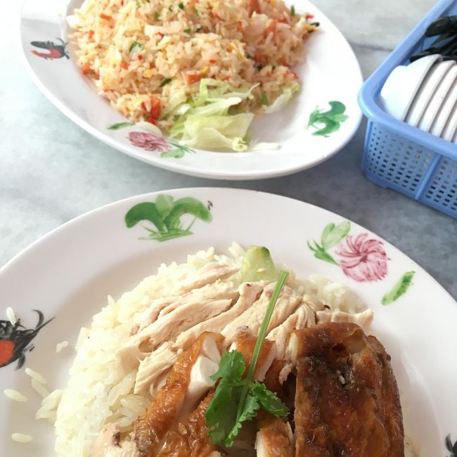 リバーサファリを１０時オープンに入り、昼前にはホテルに戻ってきました（汗<br /><br />お腹がすいたのでラッフルズ・ホテル・シンガポール前のチキンライス屋さんへ。リバーサファリでストレスがたまったのか、炭水化物を大量に取ってるようです