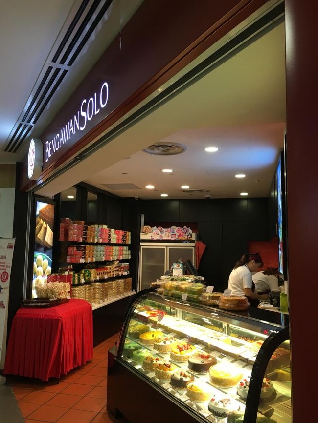 ブギスに戻り家人に頼まれていたこちらへ。ホテルそばにあるとは知らなんだ。今まで購入したことが無いのですが、パイナップルケーキ、Ｆｏｕｒａｍ、ヘーゼルナッツのクッキーを購入（結構高かった）。