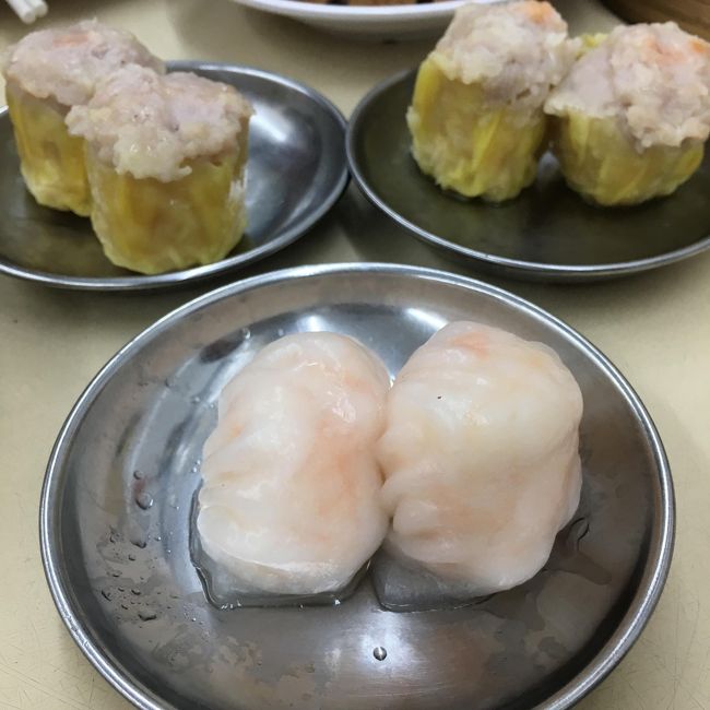 ４人で飲茶。ぷりぷりですが、ちょっと皮が柔らかい感じでしょうか。